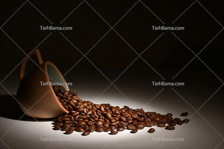 تصویر با کیفیت فنجان قهوه ای و دانه قهوه